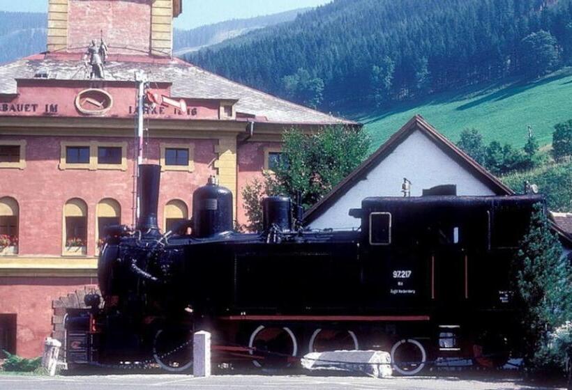 Pool, Pokale, Sauna, Billard, Kirche U. Viel Natur