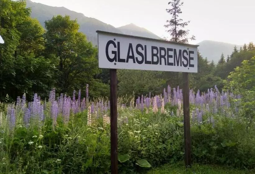 Pool, Pokale, Sauna, Billard, Kirche U. Viel Natur