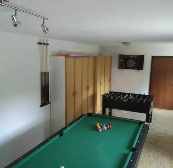 Pool, Pokale, Sauna, Billard, Kirche U. Viel Natur