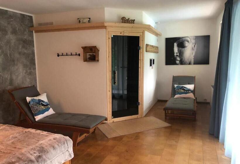 Pool, Pokale, Sauna, Billard, Kirche U. Viel Natur