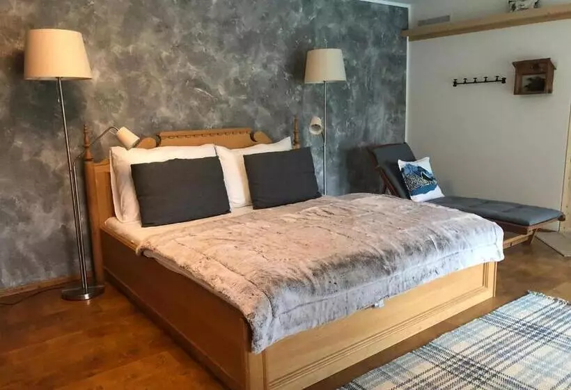 Pool, Pokale, Sauna, Billard, Kirche U. Viel Natur