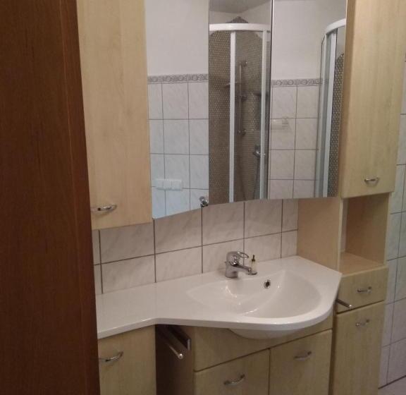 Pool, Pokale, Sauna, Billard, Kirche U. Viel Natur