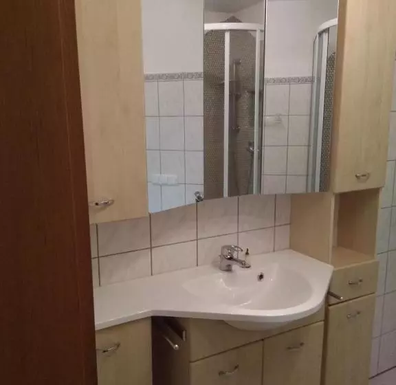 Pool, Pokale, Sauna, Billard, Kirche U. Viel Natur