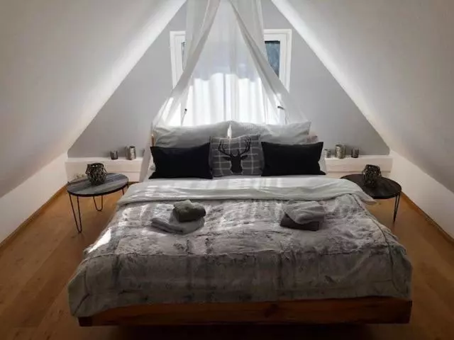 Pool, Pokale, Sauna, Billard, Kirche U. Viel Natur