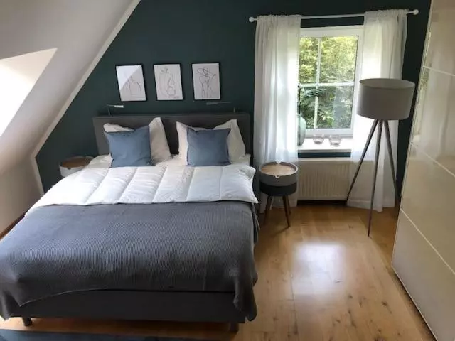 Pool, Pokale, Sauna, Billard, Kirche U. Viel Natur