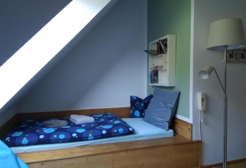 Pool, Pokale, Sauna, Billard, Kirche U. Viel Natur