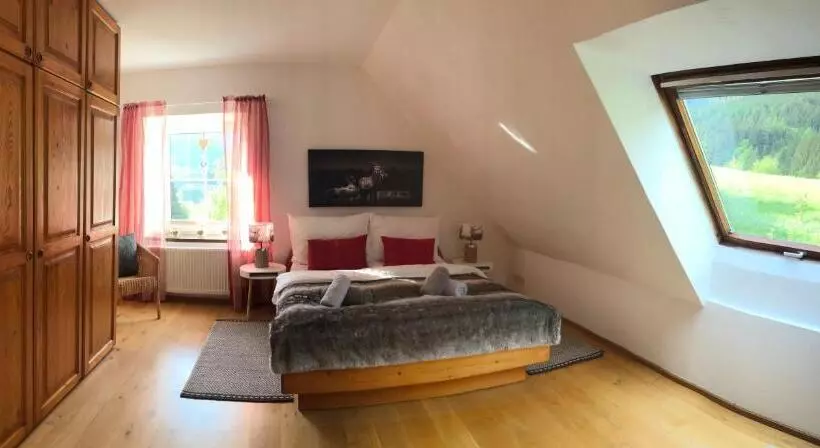 Pool, Pokale, Sauna, Billard, Kirche U. Viel Natur