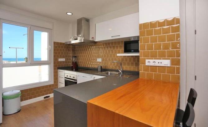 Conil A Pie De Playa Con Amplias Vistas Al Mar