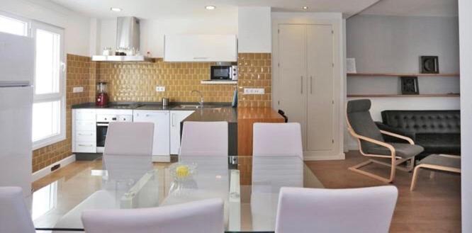 Conil A Pie De Playa Con Amplias Vistas Al Mar