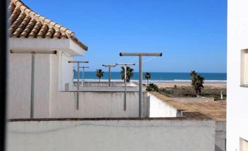 Conil A Pie De Playa Con Amplias Vistas Al Mar