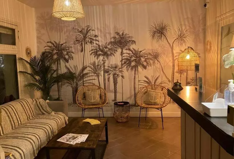 هتل Hôtel De La Côte Fleurie