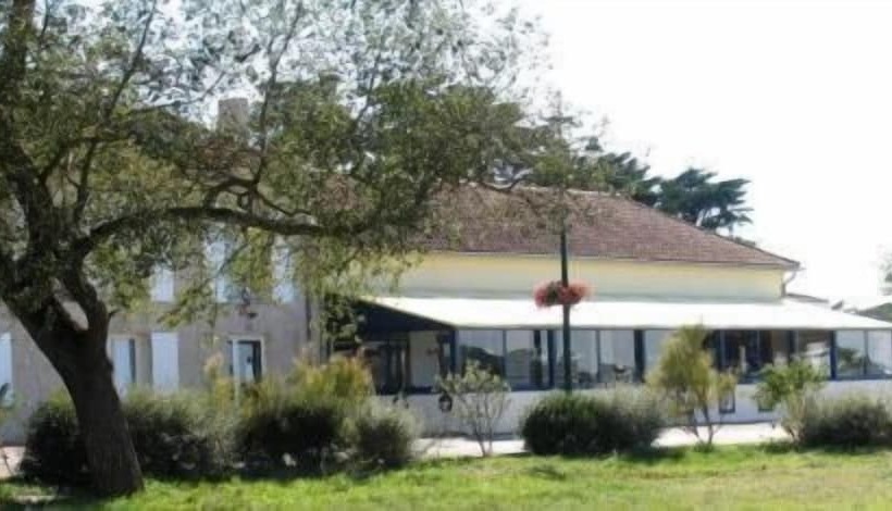 호텔 Hôtel   Restaurant La Chaloupe