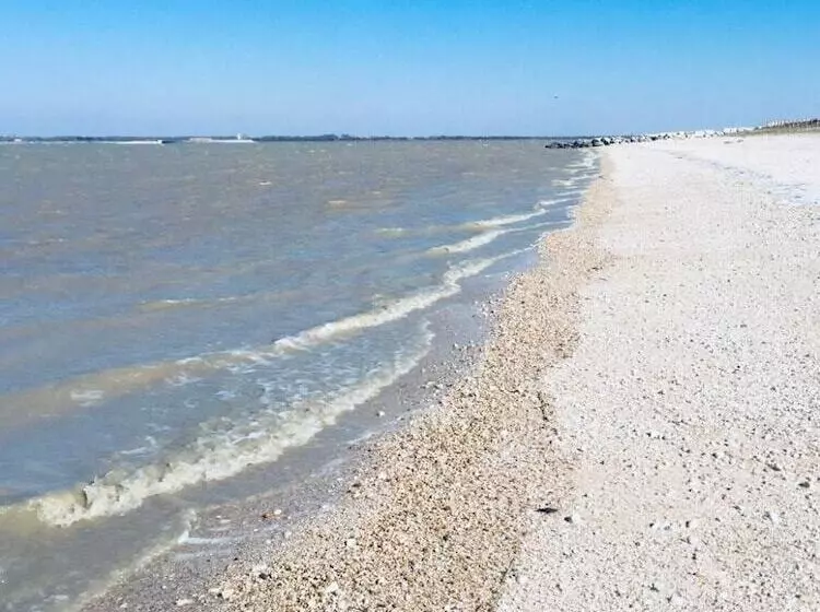 هتل Hôtel Restaurant La Chaloupe