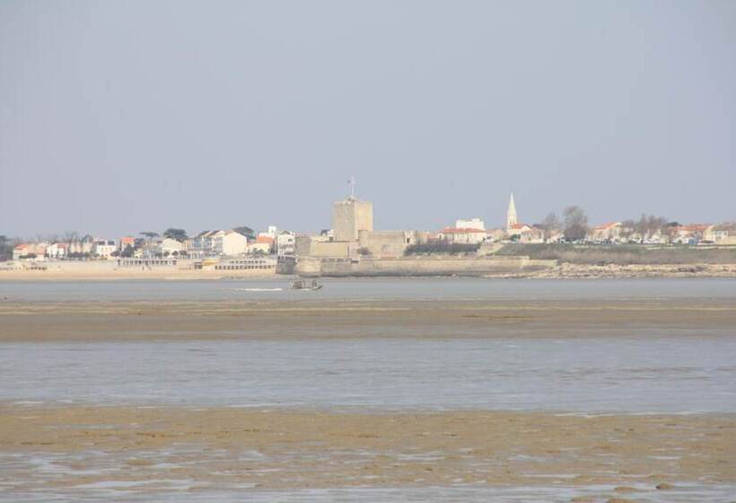 호텔 Hôtel   Restaurant La Chaloupe