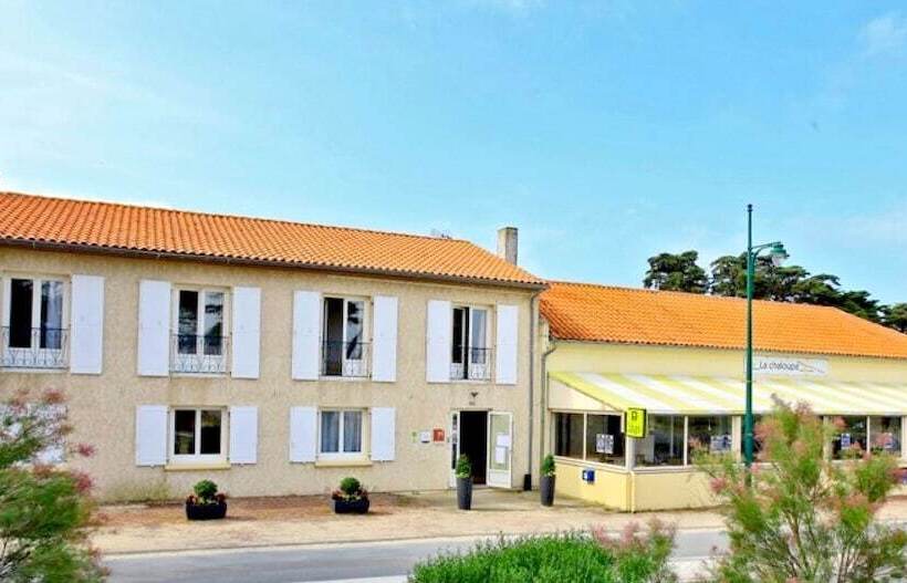 호텔 Hôtel   Restaurant La Chaloupe