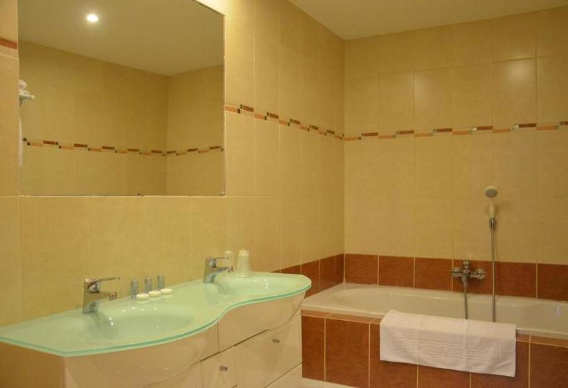 فندق Auberge De Bonpas Logis De France