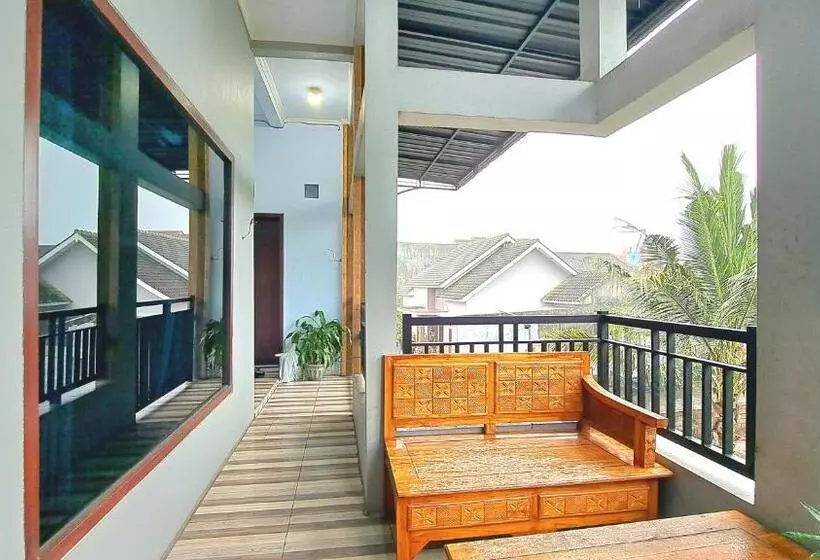 Bed and Breakfast Artha Graha Homestay