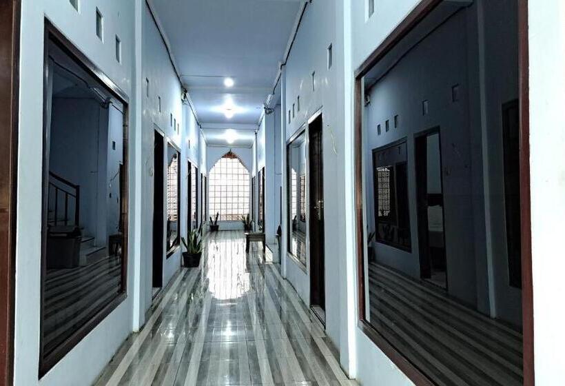 تختخواب و صبحانه Artha Graha Homestay