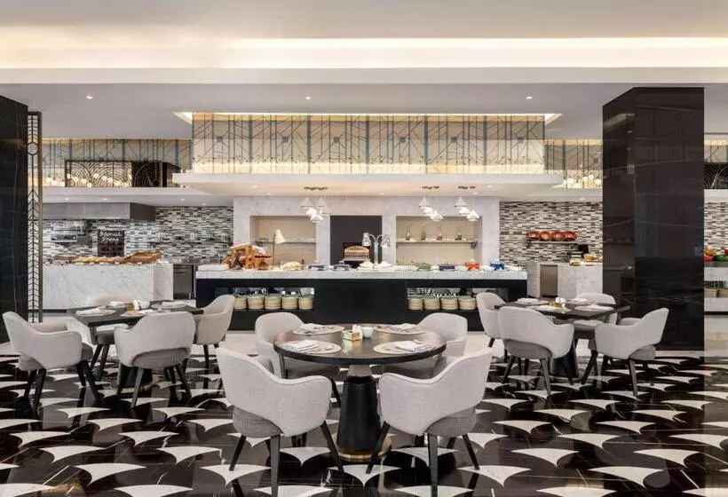 Hotelli Wyndham Grand Doha West Bay Beach