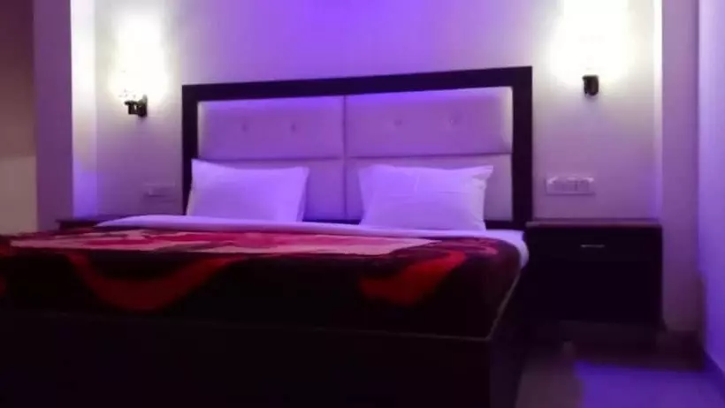 هتل Goroomgo Big Brother Agra