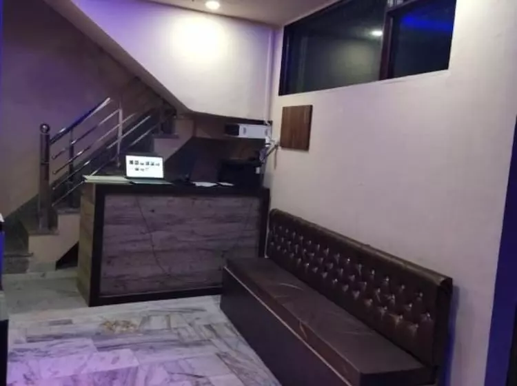 هتل Goroomgo Big Brother Agra