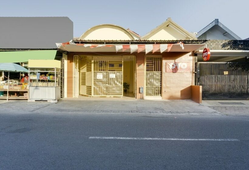 Otel Reddoorz Syariah At Danau Maninjau Sawojajar