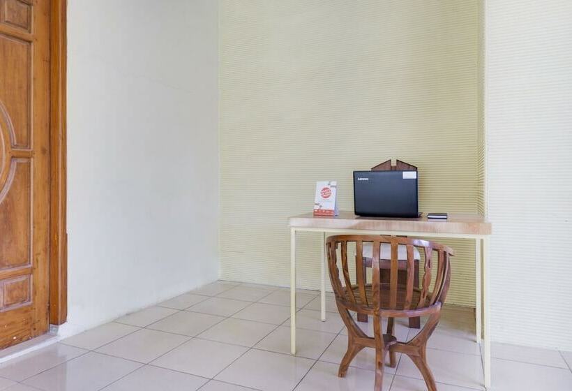 Otel Reddoorz Syariah At Danau Maninjau Sawojajar