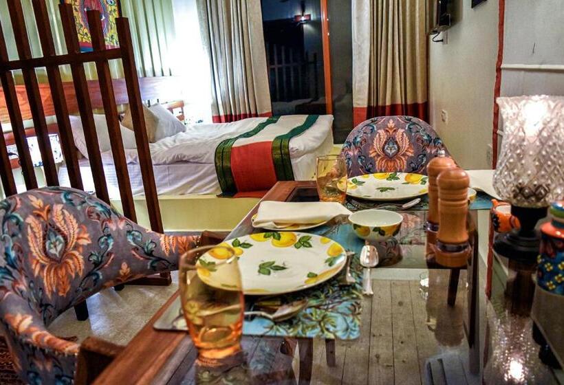 Majatalo Tree Of Life Ecotainers Agra