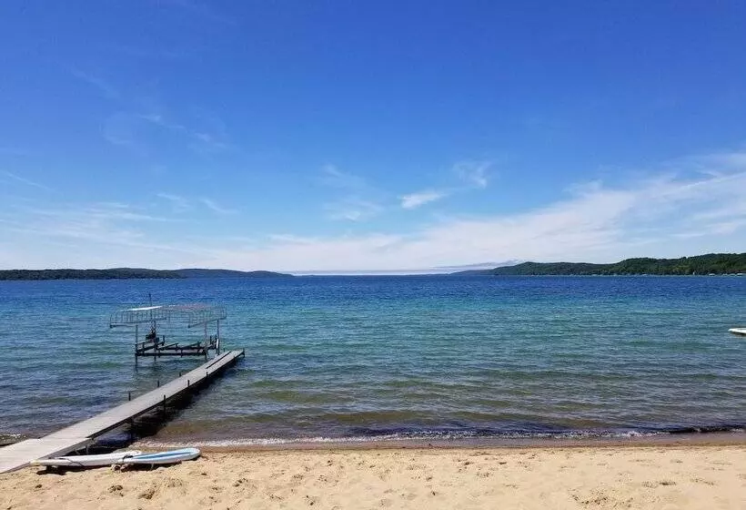 Hotelli Crystal Lake Resort