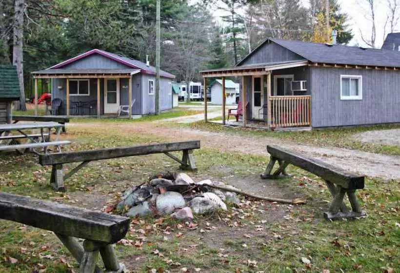 Hotelli Birchwood Resort & Campground