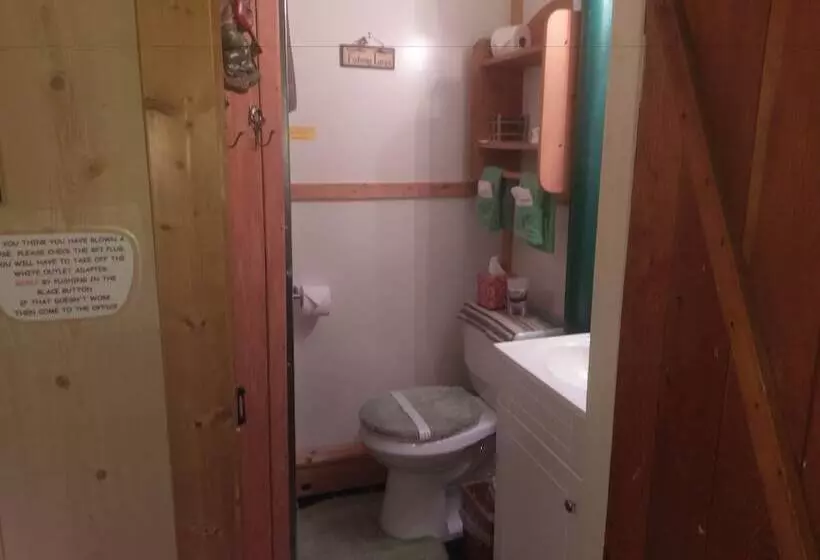 Hotelli Birchwood Resort & Campground