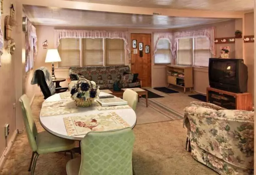 Hotelli Birchwood Resort & Campground