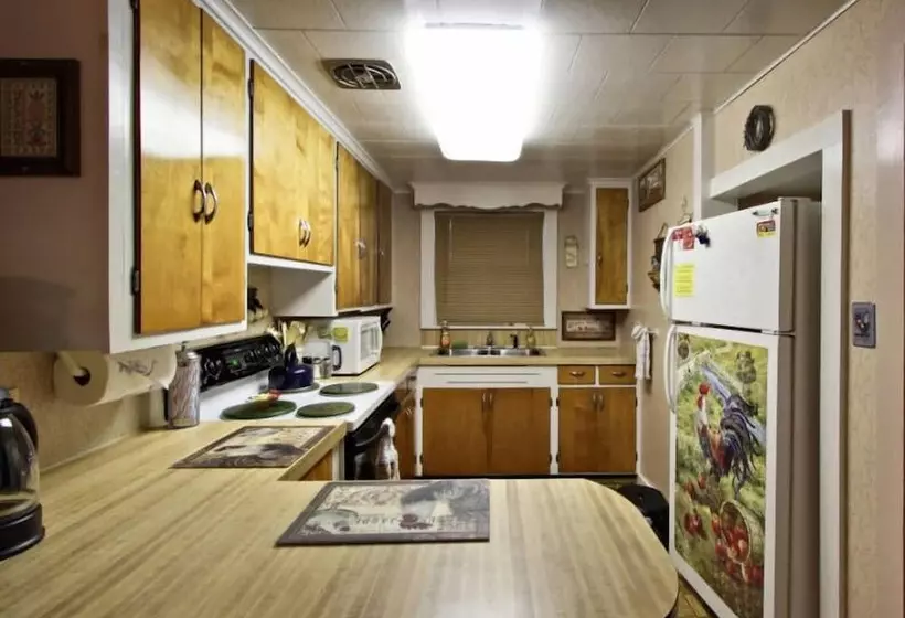 Hotelli Birchwood Resort & Campground