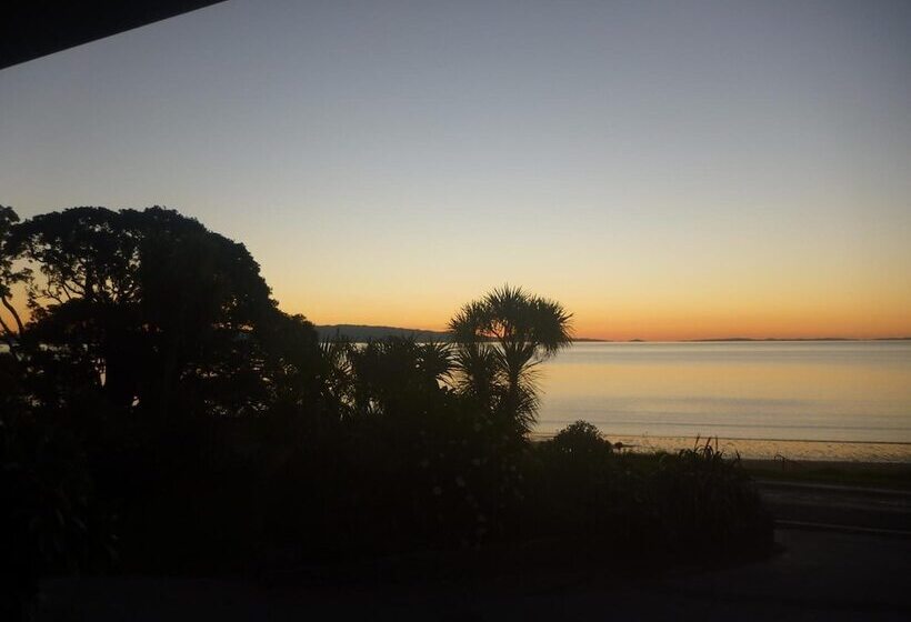 فندق Pohutukawa Coast Bnb