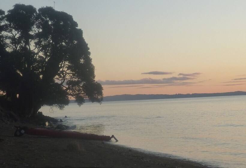 فندق Pohutukawa Coast Bnb
