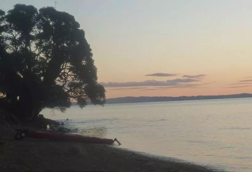 Hotelli Pohutukawa Coast Bnb