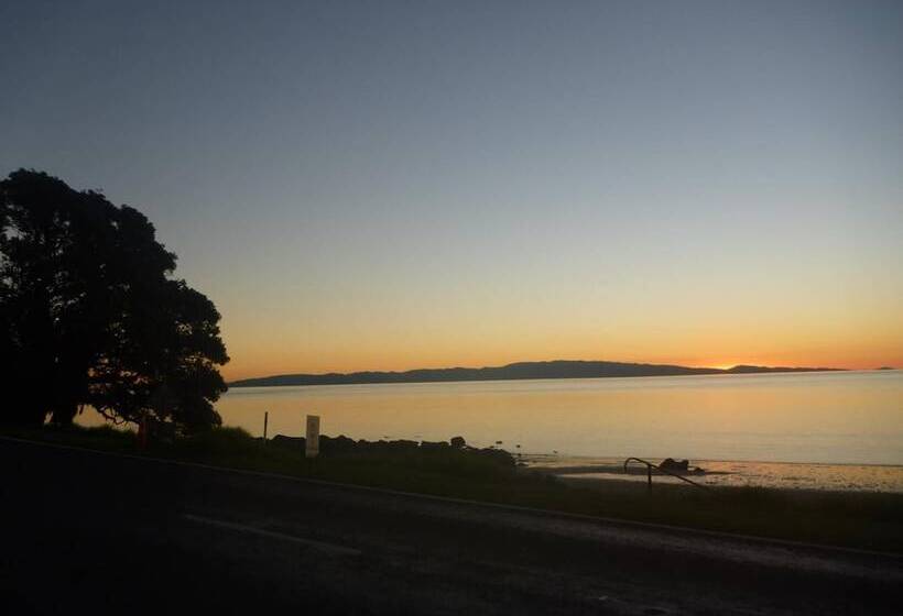 فندق Pohutukawa Coast Bnb