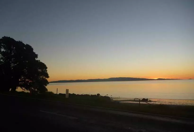 Hotelli Pohutukawa Coast Bnb