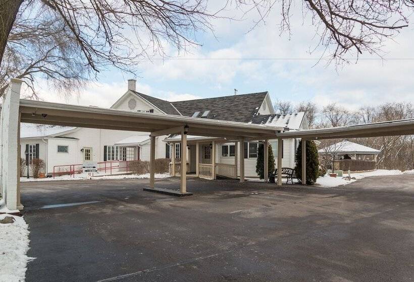 Отель Sybaris Pool Suites Mequon