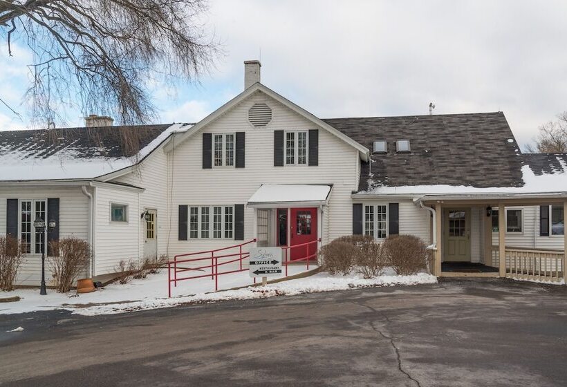 Отель Sybaris Pool Suites Mequon