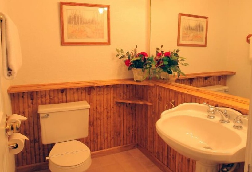 Отель Sybaris Pool Suites Mequon