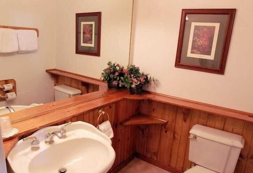 Отель Sybaris Pool Suites Mequon