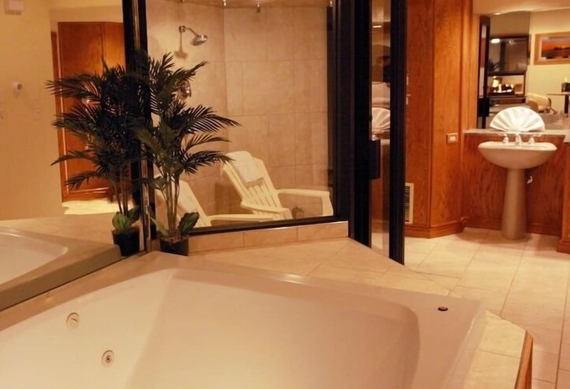 Отель Sybaris Pool Suites Mequon