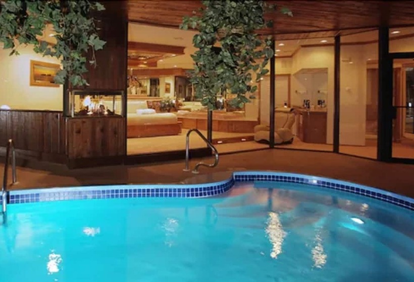 Отель Sybaris Pool Suites Mequon