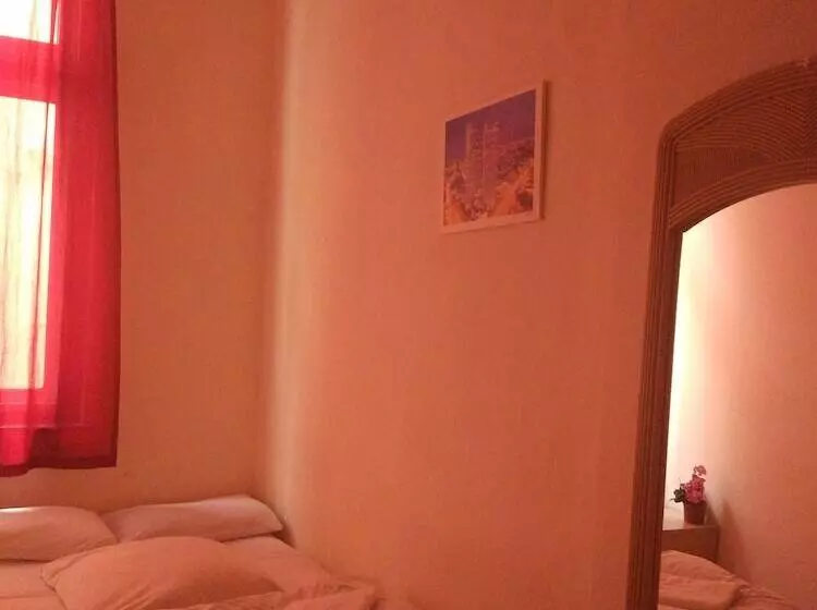 Momos Hostel
