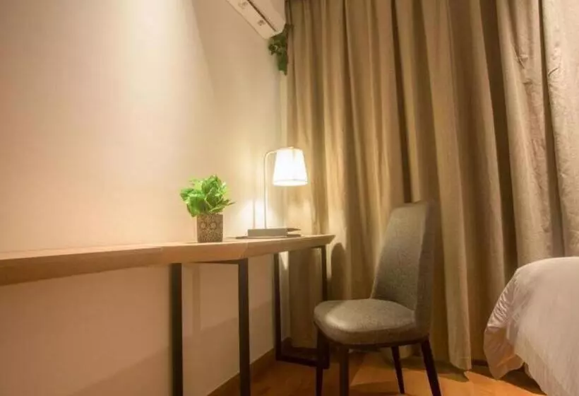 ホテル Greentree Inn Express Hainan Haikou Haixiu Zhong Road