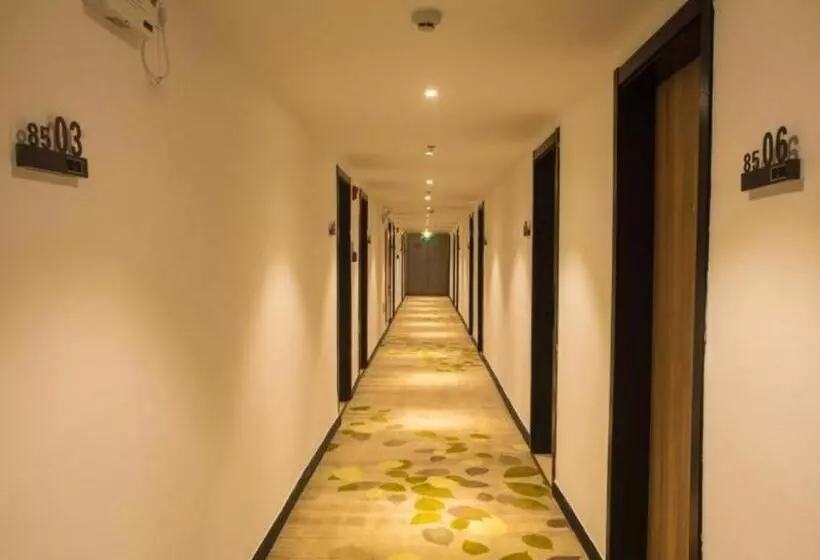 ホテル Greentree Inn Express Hainan Haikou Haixiu Zhong Road