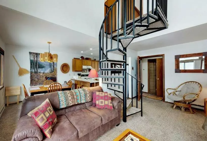 ホテル Meadows Condo Unit #16