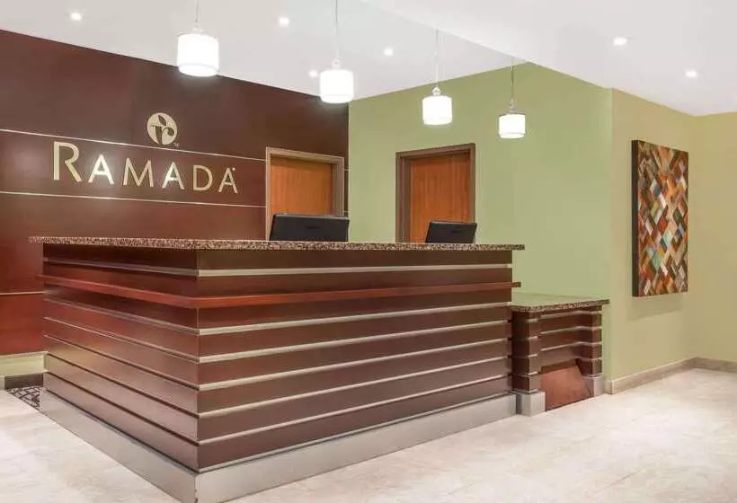 Отель Ramada By Wyndham Carlyle