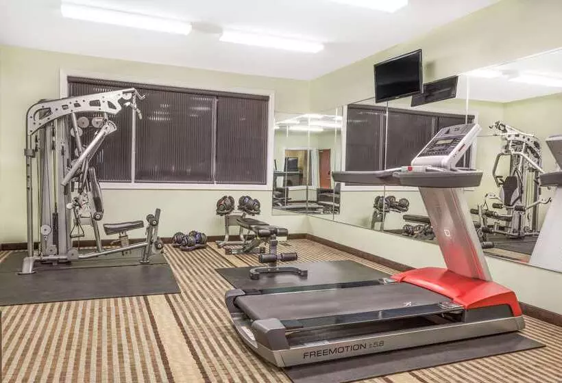 Отель Ramada By Wyndham Carlyle